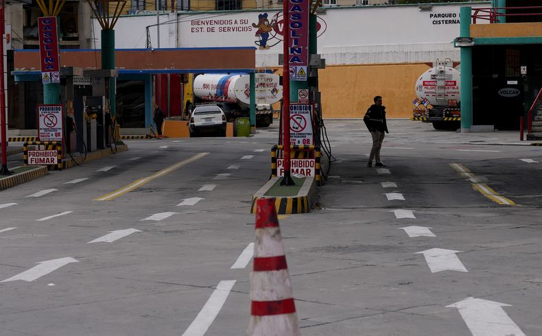 ARCHIVO - Una gasolinera se encuentra vacía debido a una escasez de combustible, el martes 11 de marzo de 2025, en La Paz, Bolivia. (AP Foto/Juan Karita, Archivo)