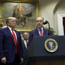 ARCHIVO - El presidente de EEUU, Donald Trump, escucha mientras el director de la Oficina de Administración y Presupuesto Russ Vought habla durante un evento en la Casa Blanca el 9 de octubre de 2019 en Washington. (AP Foto/Evan Vucci, Archivo)