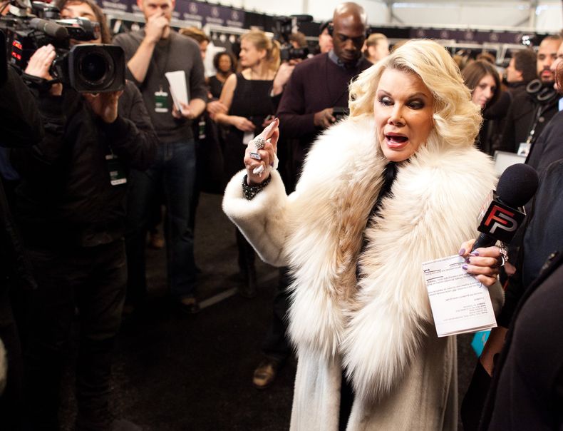 En esta foto del 14 de febrero del 2012, Joan Rivers cubre entre bambalinas el desfile de Badgley Mischka en la Semana de la Moda de Nueva York, para el programa de E! "Fashion Police". Rivers muri&oacute; el jueves 4 de septiembre del 2014. Ten