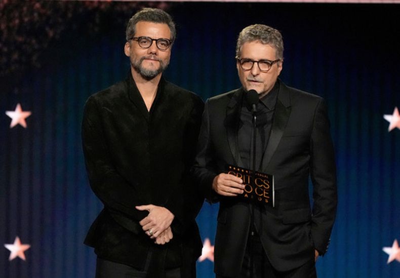 ARCHIVO - Wagner Moura, a la izquierda, y Kleber Mendonça Filho presentan el premio a la mejor película durante la 31ª edición anual de los Critics Choice Awards el domingo 4 de enero de 2026, en The Barker Hanger en Santa Mónica, California. (Foto AP/Chris Pizzello, archivo)