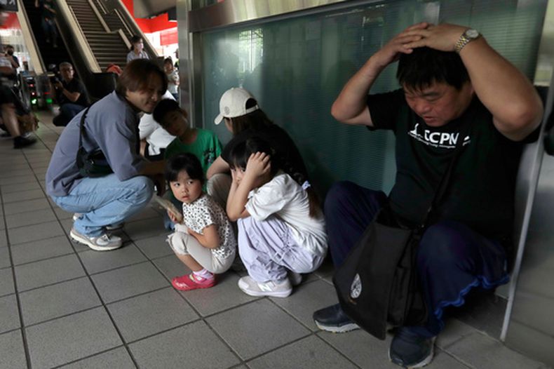 Varias personas se ponen a cubierto en una estación de MRT durante un ejercicio de Resistencia Urbana (defensa antiárea), dentro de las maniobras militares anuales Han Kuang en Taipéi, Taiwán, el 13 de agosto de 2026. (AP Foto/Chiang Ying-ying)