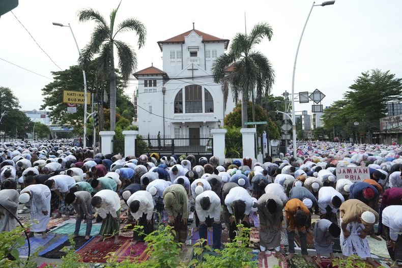 Musulmanes ofrecen las plegarias del Eid al-Fitr al final del mes del ayuno del Ramadán en una calle en Yakarta, Indonesia, el lunes 31 de marzo de 2025. (AP Foto/Achmad Ibrahim)