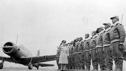 Cadetes de la Escuela de Vuelos Básico y Avanzado para cadetes afroestadounidenses del Cuerpo Aéreo del Ejército de Estados Unidos hacen una fila el 23 de enero de 1942 en un pase de revista ante el comandante James A. Ellison. (AP Foto/Cuerpo Aéreo del Ejército de Estados Unidos)