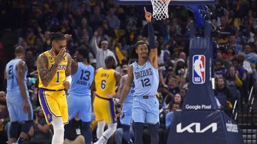 Ja Morant (12), de los Grizzlies de Memphis, reacciona durante la primera mitad del Juego 5 de la serie de primera ronda de playoffs del baloncesto de la NBA en contra de los Lakers de Los Ángeles, el miércoles 26 de abril de 2023, en Memphis, Tennessee. (AP Foto/Brandon Dill)