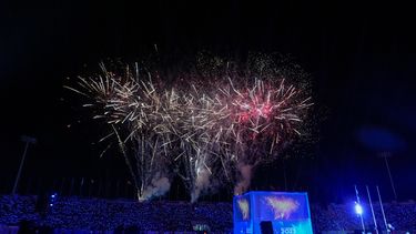 La pirotecnia estalla sobre el estadio Jorge Mágico González de San Salvador durante la ceremonia inaugural de los Juegos Centroamericanos y del Caribe en San Salvador, el viernes 23 de junio de 2023 (AP Foto/Arnulfo Franco)