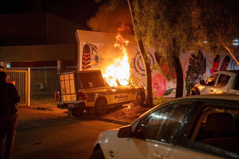 Un vehículo de la policía arde en el exterior del hospital Alice Springs, donde un hombre sospechoso de matar a una niña de 5 años está bajo custodia policial, en Alice Springs, Australia, el 30 de abril de 2026. (Rhett Hammerton/AAP Image vía AP)