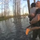 En esta imagen extraída de un video grabado con una cámara corporal de un policía del condado Volusia, Florida, el agente Wes Brough salva a un niño autista de 5 años de un estanque el martes 6 de agosto de 2024 en Deltona, Florida. (Foto, policía del condado Volusia vía AP)