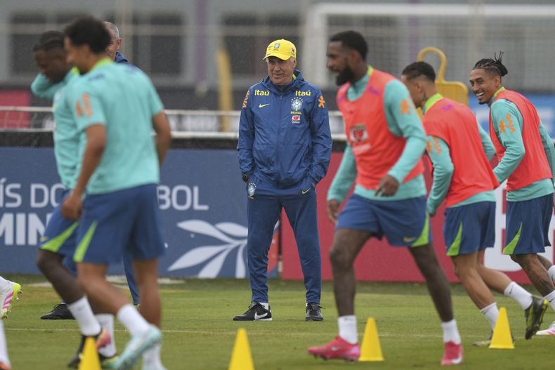 El técnico de Brasil, Carlo Ancelotti, encabeza el entrenamiento previo al partido ante Ecuador por las eliminatorias sudamericanas al Mundial 2026, en San Pablo, martes 3 junio, 2025. (AP Foto/Andre Penner)