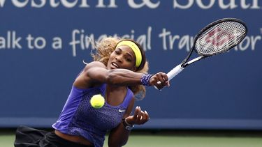 americateve | Serena Williams devuelve una pelota contra Caroline Wozniacki en el Masters de Cincinnati el s&aacute;bado, 16 de agosto de 2014, en Mason, Ohio. (AP Photo/David Kohl)