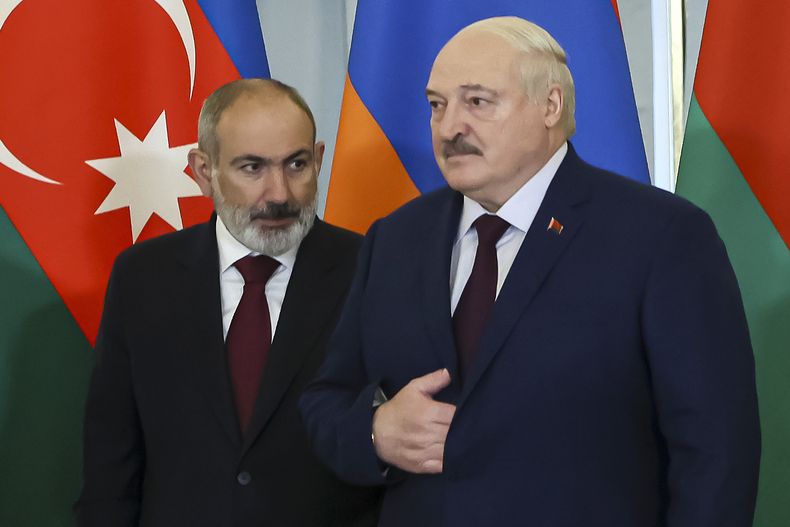 El primer ministro armenio Nikol Pashinyan (i) y el presidente bielorruso Alexander Lukashenko en Moscú el 8 de octubre de 2024. (Sergei Ilnitsky/Pool Photo via AP)