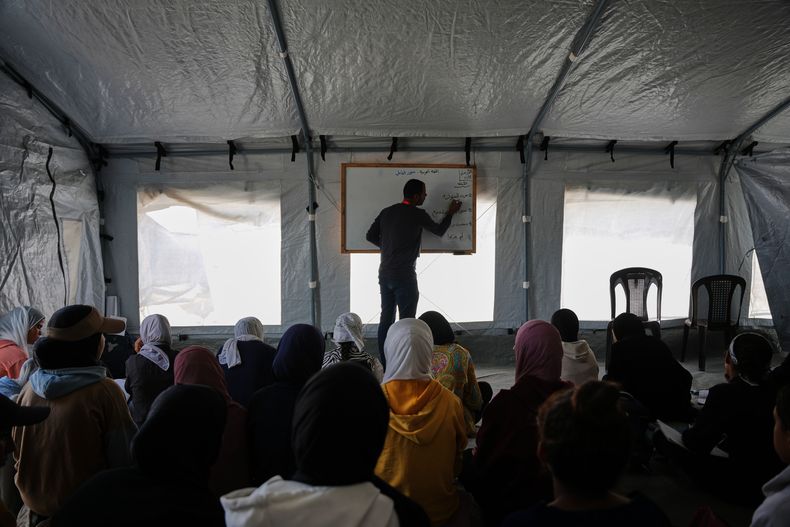 Niños palestinos en una escuela dentro de una carpa en Jan Yunis, Franja de Gaza, el 12 de noviembre del 2025. (AP foto/Abdel Kareem Hana)