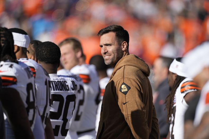 El quarterback de los Browns de Cleveland Joe Flacco parado con su equipo durante el himno nacional en el encuentro ante los Broncos de Denver el domingo 26 de noviembre del 2023. (AP Foto/David Zalubowski)