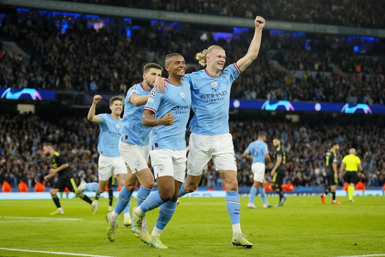 Erling Haaland, Manuel Akanji y Ruben Dias, desde la derecha, celebran el tercer gol del Manchester City ante el Real Madrid en las semifinales de la Liga de Campeones, el miércoles 17 de mayo de 2023, en Manchester. (AP Foto/Jon Super)