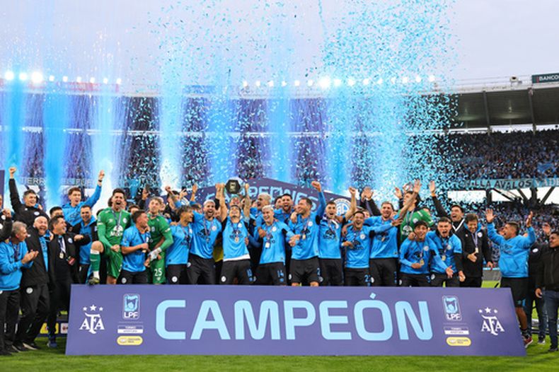 Jugadores del Belgrano sostienen el trofeo y celebran el triunfo ante River Plate en la final del torneo argentino el domingo 24 de mayo del 2026. (AP Foto/Nicolas Aguilera)