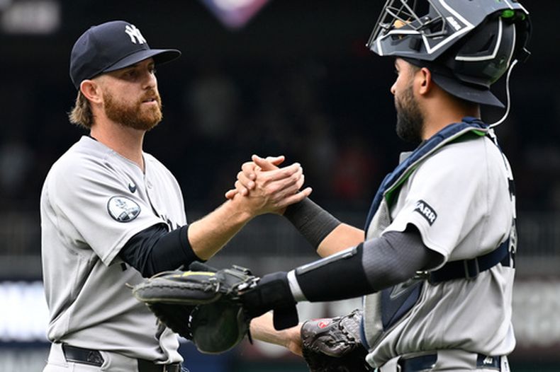 El pitcher de los Yankees de Nueva York Paul Blackburn felicita al catcher Austin Wells tras el out final en el encuentro ante los Nacionales de Washington el domingo 12 de julio del 2026. (AP Foto/John McDonnell)