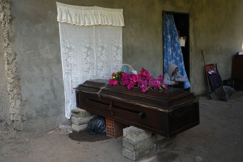 Bloques de cemento sostienen el ataúd con los restos del minero Gerson Leal, en La Paragua, estado de Bolívar, Venezuela, el jueves 22 de febrero de 2024. El colapso de una mina a cielo abierto que operaba ilegalmente en el centro de Venezuela dejó más de una quincena de muertos, incluido a Leal, y varios heridos, informaron las autoridades el miércoles 21 de febrero, que también indicaron que podría haber un número indeterminado de personas atrapadas bajo la tierra. (AP Foto/Ariana Cubillos)