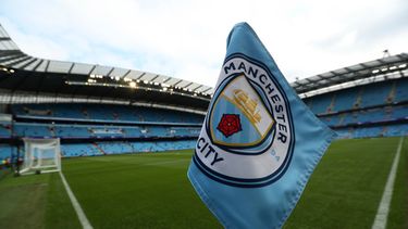 El escudo de un club adorna un banderín de córner previo al partido de fútbol de la Liga Premier inglesa entre el Manchester City y el Newcastle United en el Estadio Etihad en Mánchester, Inglaterra, el 1 de septiembre de 2018. (Foto AP/Jon Super, Archivo)