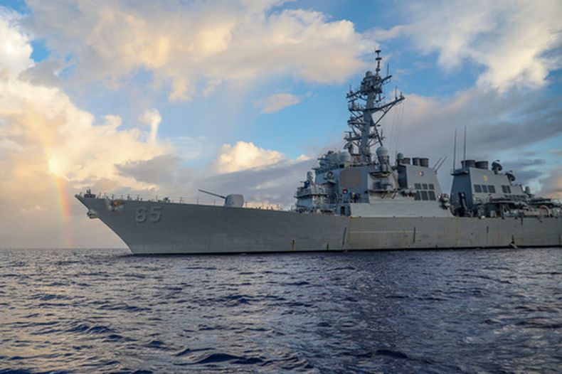 ARCHIVO - En esta foto proporcionada por la Marina de Estados Unidos, el destructor USS Benfold lleva a cabo operaciones de rutina en el mar de Filipinas el 24 de junio de 2022. (Especialista en Comunicación Masiva de 2da clase Arthur Rosen/Marina de los Estados Unidos vía AP/Archivo)