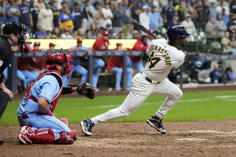 El venezolano Andruw Monasterio, de los Cerveceros de Milwaukee, pega un sencillo decisivo en el décimo inning del duelo ante los Cardenales de San Luis, el sábado 13 de septiembre de 2025 (AP Foto/Morry Gash)