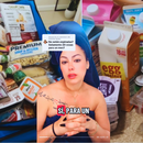 Cubana muestra la abundante ayuda alimentaria que recibió gratis en una iglesia de Miami Gardens