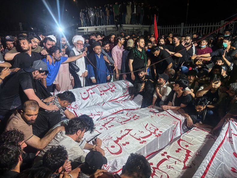 Musulmanes chiíes asisten a una oración por manifestantes muertos en choques con fuerzas de seguridad durante una marcha para condenar el asesinato del líder supremo iraní, el ayatolá Alí Jamenei, en Karachi, Pakistán, el domingo 1 de marzo de 2026. (AP Foto/Muhammad Farooq)