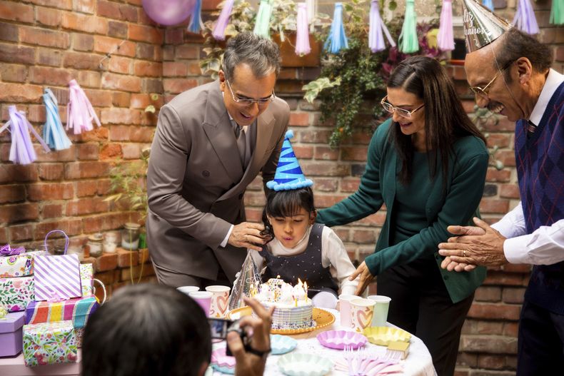 En esta imagen proporcionada por Prime Video, Jorge Enrique Abello, centro a la izquierda, y Ana María Orozco en una escena de la serie Betty la fea: La historia continúa. (Prime Video via AP)