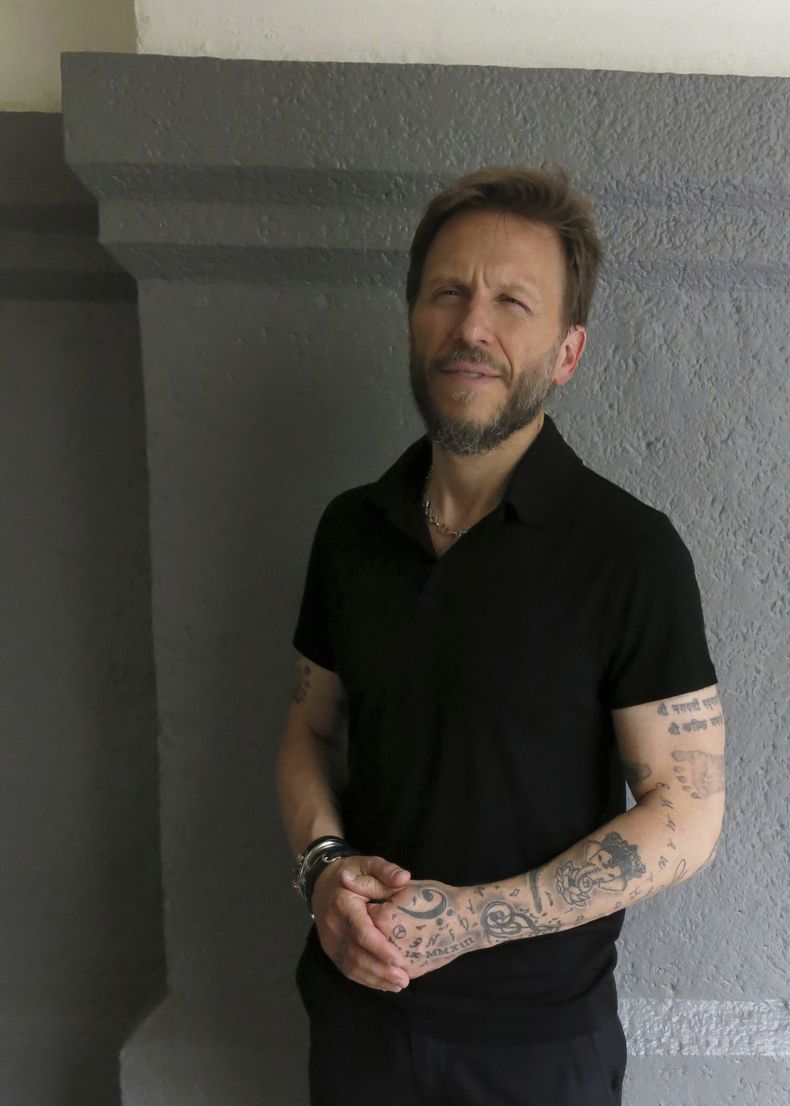 El músico argentino Noel Schajris posa para un retrato en la Ciudad de México el 31 de mayo de 2023. Schajris lanzó en su plataforma su álbum #SiempreLoSupe. (Foto AP/Berenice Bautista)