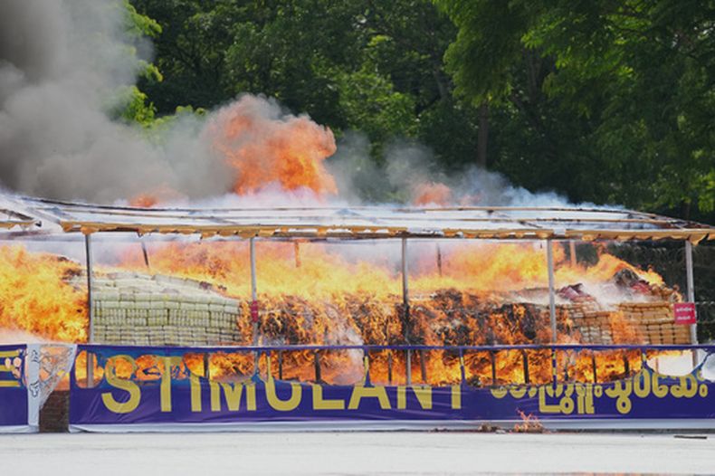 Drogas ilegales incautadas arden durante un acto de destrucción con motivo del Día Internacional contra el Abuso y el Tráfico de Drogas, a las afueras de Yangón, Myanmar, el 26 de junio de 2026. (AP Foto/Thein Zaw)