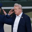El presidente de Estados Unidos, Donald Trump, derecha, saluda al coronel de la Fuerza Aérea, Christopher M. Robinson, comandante de la 89na Ala Aerotransportada, antes de abordar el Marine One a su llegada a la Base Conjunta Andrews, en Maryland, el viernes 26 de septiembre de 2025, tras un viaje de un día al torneo de golf Ryder Cup en Bethpage Black en Farmingdale, Nueva York (AP Foto/Luis M. Alvarez)