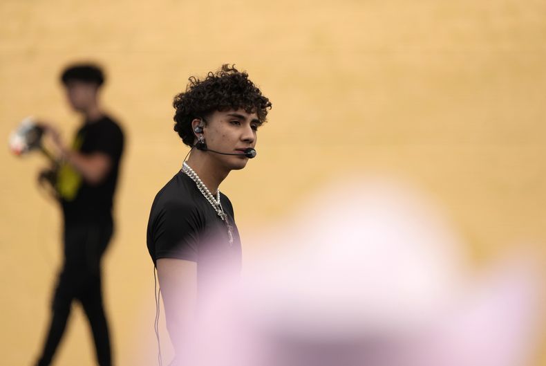 DannyLux durante su presentación en el primer día del Festival Arre en la Ciudad de México el sábado 9 de septiembre de 2023. (Foto AP/Fernando Llano)