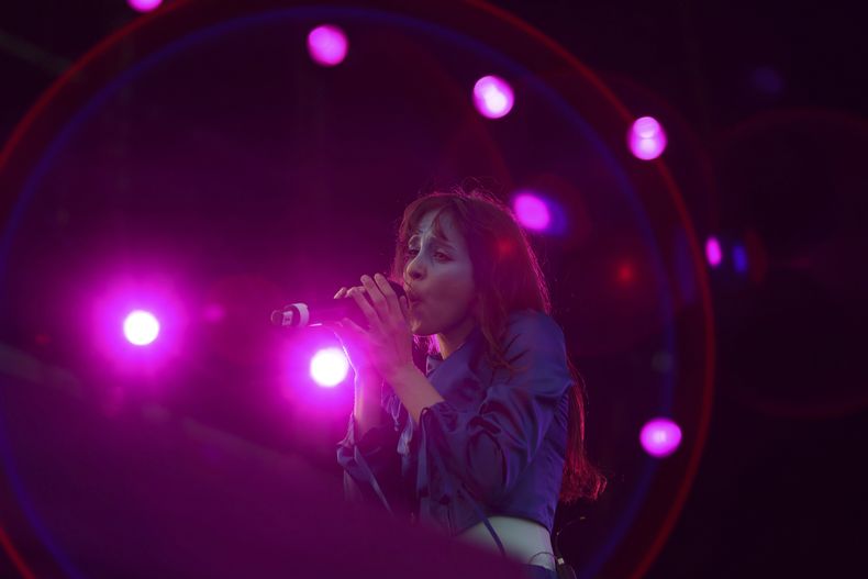Mica Tenenbaum, del dúo estadounidense Magdalena Bay, durante su presentación en el festival AXE Ceremonia en el Parque Bicentenario en la Ciudad de México el sábado 5 de abril de 2025. (Foto AP/Ginnette Riquelme)