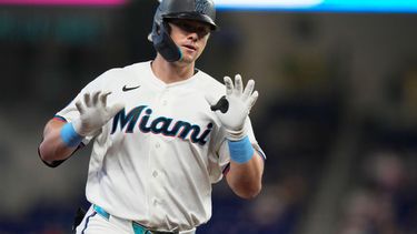 Kyle Stowers, de los Marlins de Miami, corre las bases después de batear un cuadrangular solitario durante la segunda entrada del juego de béisbol de Grandes Ligas contra los Marineros de Seattle, el miércoles 8 de julio de 2026, en Miami. (AP Foto/Lynne Sladky)
