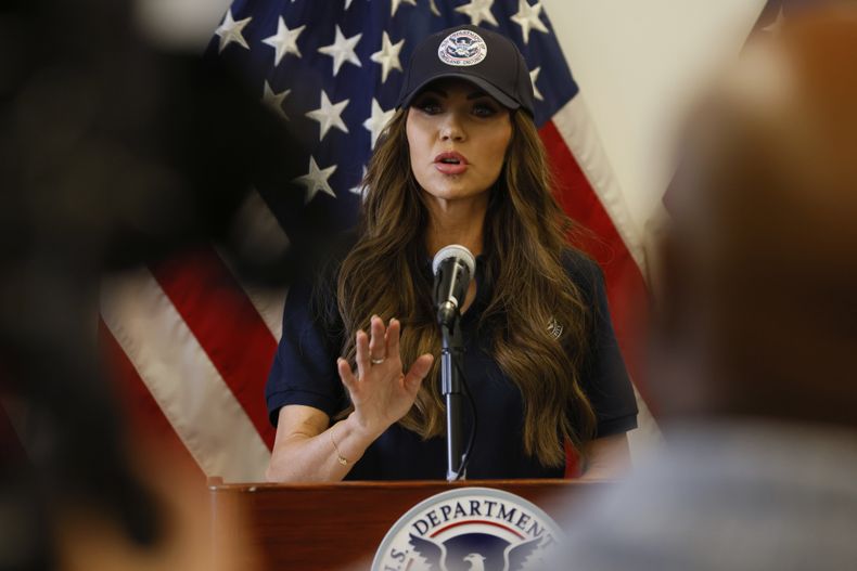La secretaria de Seguridad Nacional de Estados Unidos, Kristi Noem, habla en conferencia de prensa sobre las protestas en Los Ángeles, el jueves 12 de junio de 2025. (AP Foto/Etienne Laurent)