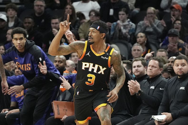 El escolta de los Suns de Phoenix, Bradley Beal (3), celebra después de su canasta de 3 puntos contra los Wizards de Washington durante la primera mitad de un partido de baloncesto de la NBA, el sábado 25 de enero de 2025, en Phoenix. (AP Foto/Ross D. Franklin)