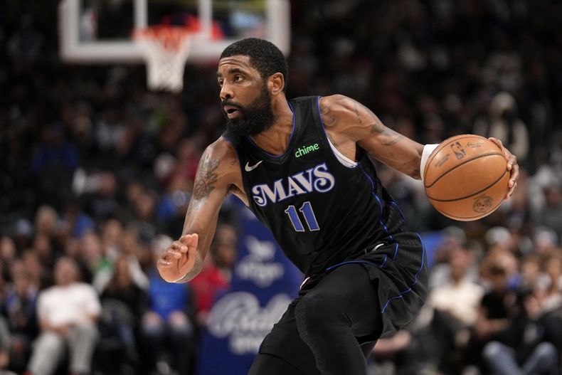Kyrie Irving de los Mavericks de Dallas durante el partido ante los Pelicans de Nueva Orleáns, el lunes 15 de enero de 2024. (AP Foto/Tony Gutiérrez)