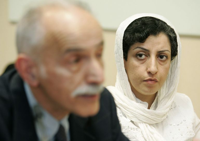 Irán sentencia a activista a prisión, latigazos, dice esposo
