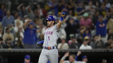 Jeff McNeil de los Mets de Nueva York luego de anotar en un sencillo de Francisco Álvarez durante la 10ma entrada en el juego de las Grandes Ligas contra los Padres de San Diego, el viernes 7 de julio de 2023, en San Diego. (AP Foto/Gregory Bull)