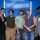 Los miembros de la banda Santos Bravos, de izquierda a derecha, Drew Venegas, Alejandro Aramburu, Kenneth Lavill, Gabi Bermudez, Kaue Penna posan para un retrato durante una entrevista en la Ciudad de México, el miércoles 24 de junio de 2026. (Foto AP/Berenice Bautista)