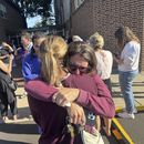 Padres esperan noticias de sus hijos después de un tiroteo reportado en la Escuela Católica de la Anunciación, el 27 de agosto de 2025 en Minneapolis. (Richard Tsong-Taatarii/Star Tribune vía AP)