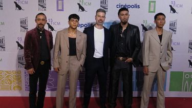 ARCHIVO - El actor Osvaldo Sánchez, de izquierda a derecha, el actor Víctor Prieto, el director David Pablos, el actor Giovanni Ontiveros y el actor Hemir Causin posan en la alfombra roja de la película En el camino en el Festival Internacional de Cine de Morelia, en México, el martes 14 de octubre de 2025. (Foto AP/Berenice Bautista, archivo)