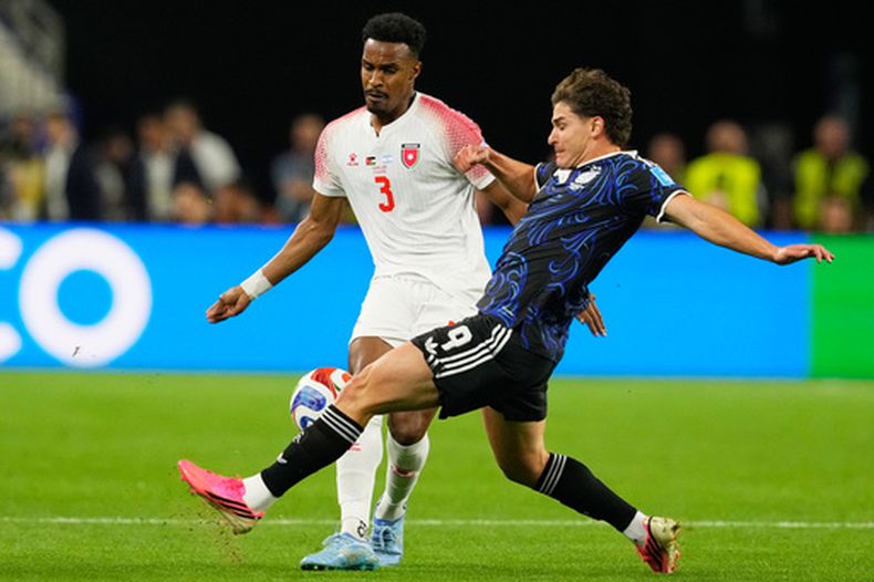 El delantero de Argentina, Julián Álvarez, al frente, disputa el balón con Abdallah Nasib (3) de Jordania durante un partido del Grupo J del Mundial en Arlington, Texas, sábado 27 de junio, 2026. (AP Foto/Tony Gutierrez)