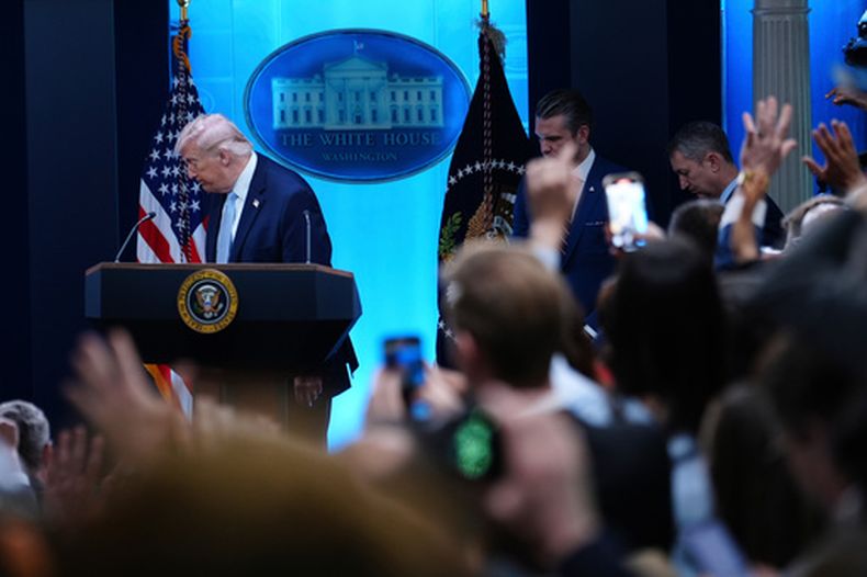 El presidente de EEUU, Donald Trump, se retira tras hablar con periodistas durante una conferencia de prensa en la Casa Blanca, en Washington, el lunes 6 de abril de 2026. (AP Foto/Julia Demaree Nikhinson)