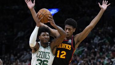 Celtics remontan y superan 107-98 a Hawks