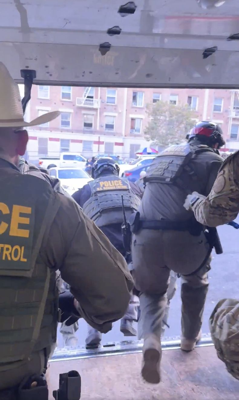 Esta imagen, tomada de un video, muestra a agentes de la Patrulla Fronteriza que salen de un camión de reparto de Penske durante una redada migratoria en un Home Depot, el miércoles 6 de agosto de 2025, en Los Ángeles. (FOX News/Matt Finn vía AP)
