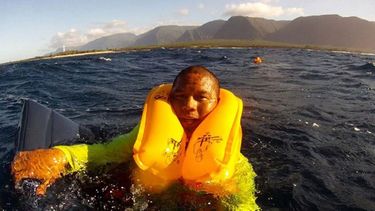 americateve | Las imágenes del pasajero Ferdinand Puentes están circulando por todas las redes sociales. Revelan un incidente en Hawaii donde falleció una funcionaria que ayudó al presidente Barack Obama