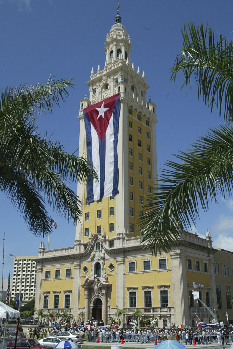 Dolientes hacen fila frente a la Torre de la Libertad para despedirse de Celia Cruz, la reina de la salsa, en Miami, el 19 de julio de 2003. (AP Foto/Wilfredo Lee)