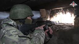 En esta imagen, tomada de un video distribuido por el Ministerio de Defensa de Rusia el 24 de octubre de 2024, un soldado ruso apunta desde un búnker en la región fronteriza rusa de Kursk. (Oficina de prensa del Ministerio de Defensa de Rusia vía AP)