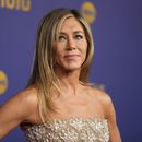 ARCHIVO - Jennifer Aniston llega a la 76a entrega de los premios Primetime Emmy el 15 de septiembre de 2024 en el Teatro Peacock de Los Ángeles. (Foto AP/Jae C. Hong, archivo)