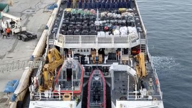 Esta imagen fija del video proporcionada por la Guardia Costera de EEUU muestra a los miembros de la tripulación a bordo del buque Hamilton después de drogas en Port Everglades, Florida, el lunes 25 de agosto de 2025. (Foto, Guardia Costera de EEUU vía AP)