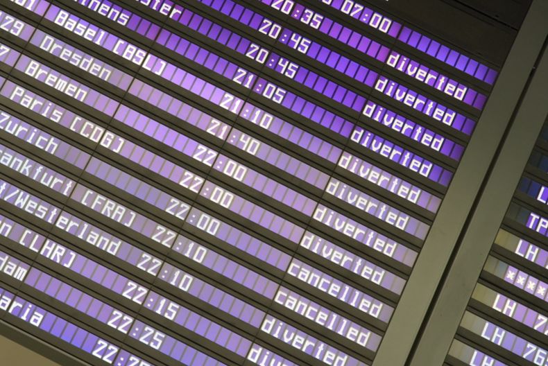 Pantallas en el aeropuerto de Múnich muestran vuelos desviados o cancelados tras la suspensión de la actividad del aeródromo por posibles avistamientos de drones, el 3 de octubre de 2025, en Múnich, Alemania. (Enrique Kaczor/dpa vía AP)